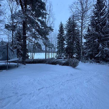 Mysig Stuga I Naevesta Эребру Экстерьер фото